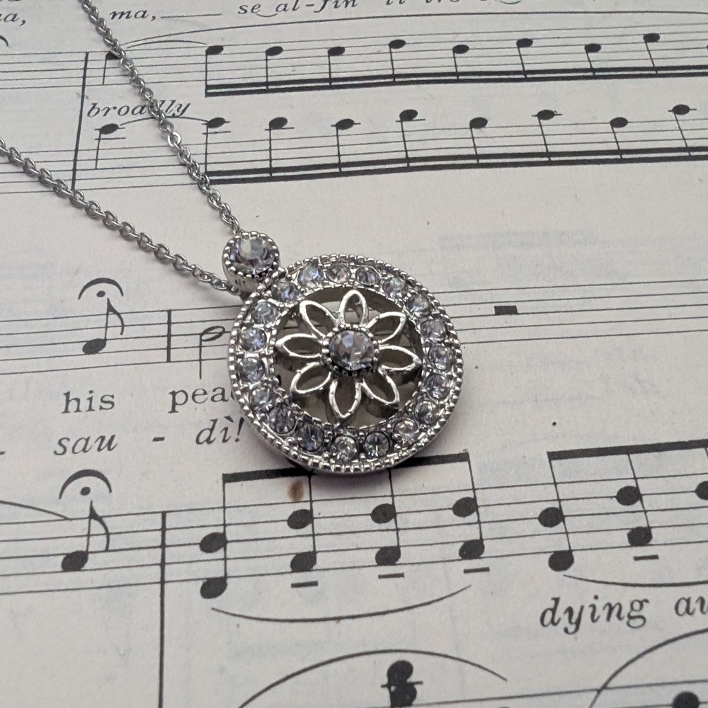 Elegant Silver Pendant Necklace